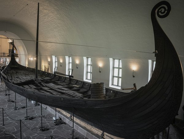 Quels sont les itinéraires de croisière pour découvrir les traditions viking en Scandinavie?